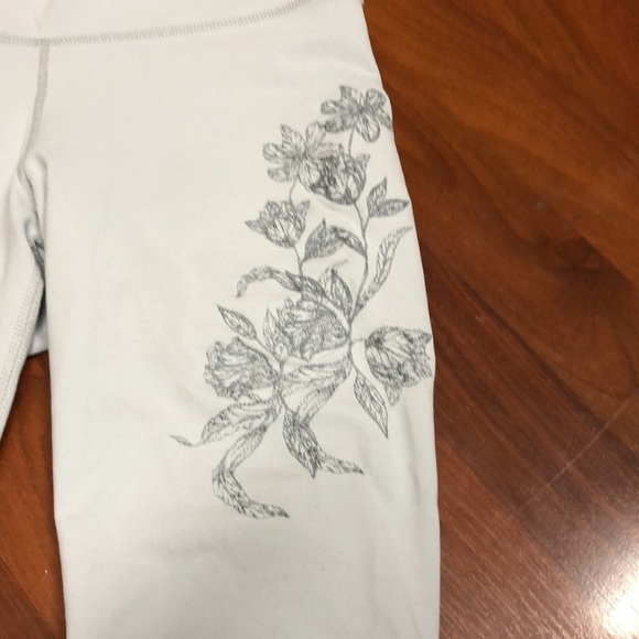 Fabletics Drea Rise Up Embroidered High Waisted Active Leggings Gray XXS - Picture 3 of 11